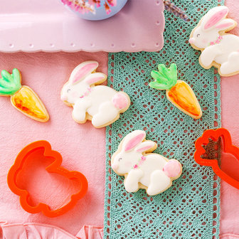 Decora Plastic Cookie Cutters Rabbit and Carrot Set/2